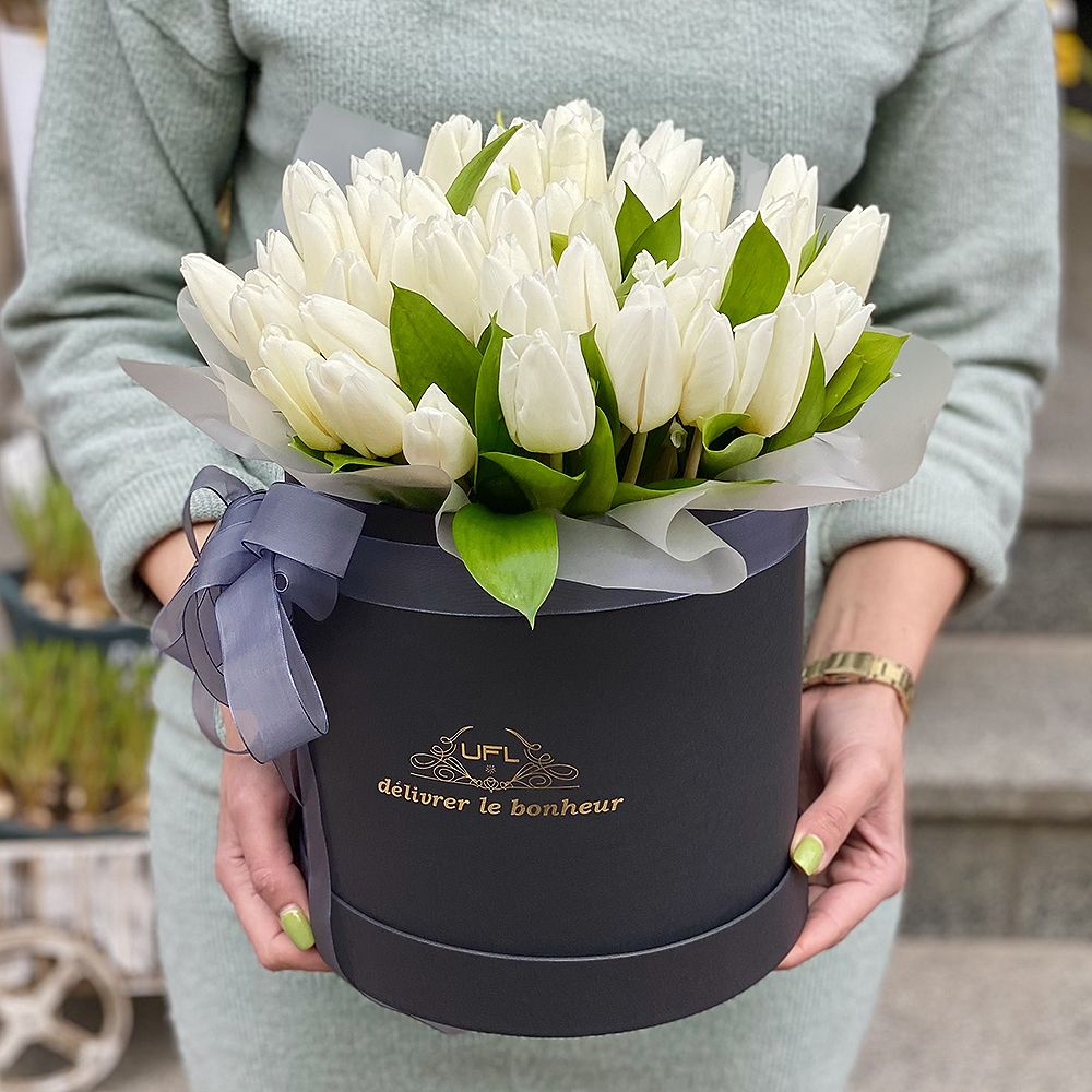 Белые тюльпаны в коробке Сканнерборг
