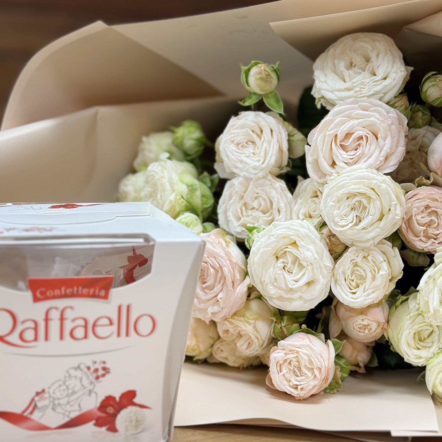 Букет кустовых роз + Raffaello 124 $