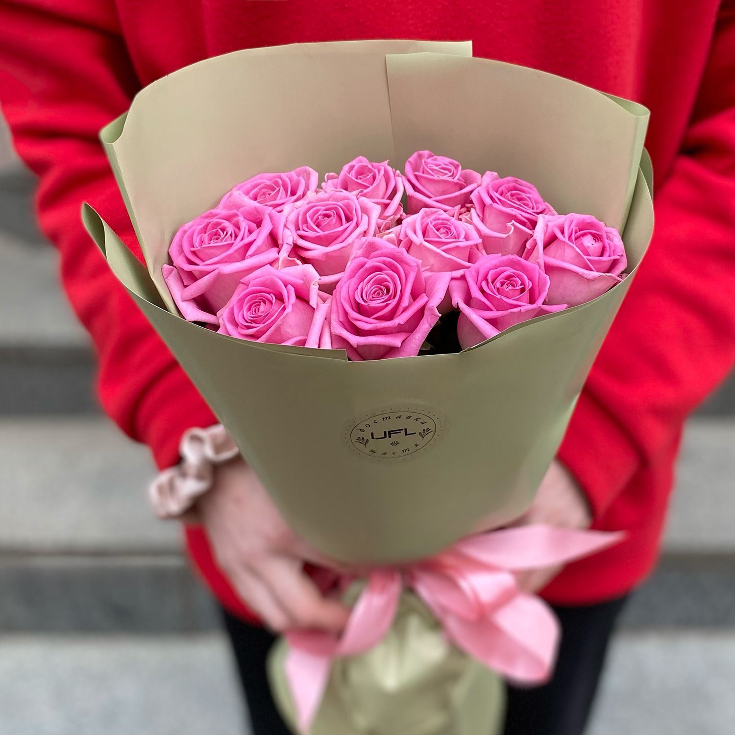11 pink roses 4433 грн