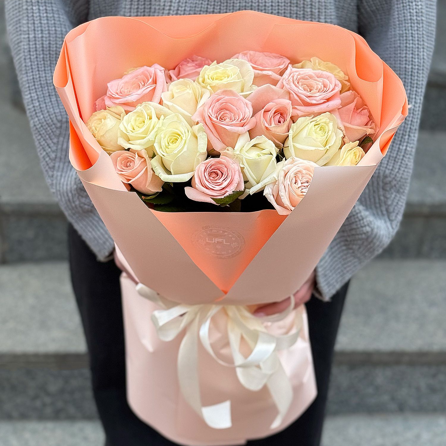 21 white and cream roses 9391 грн