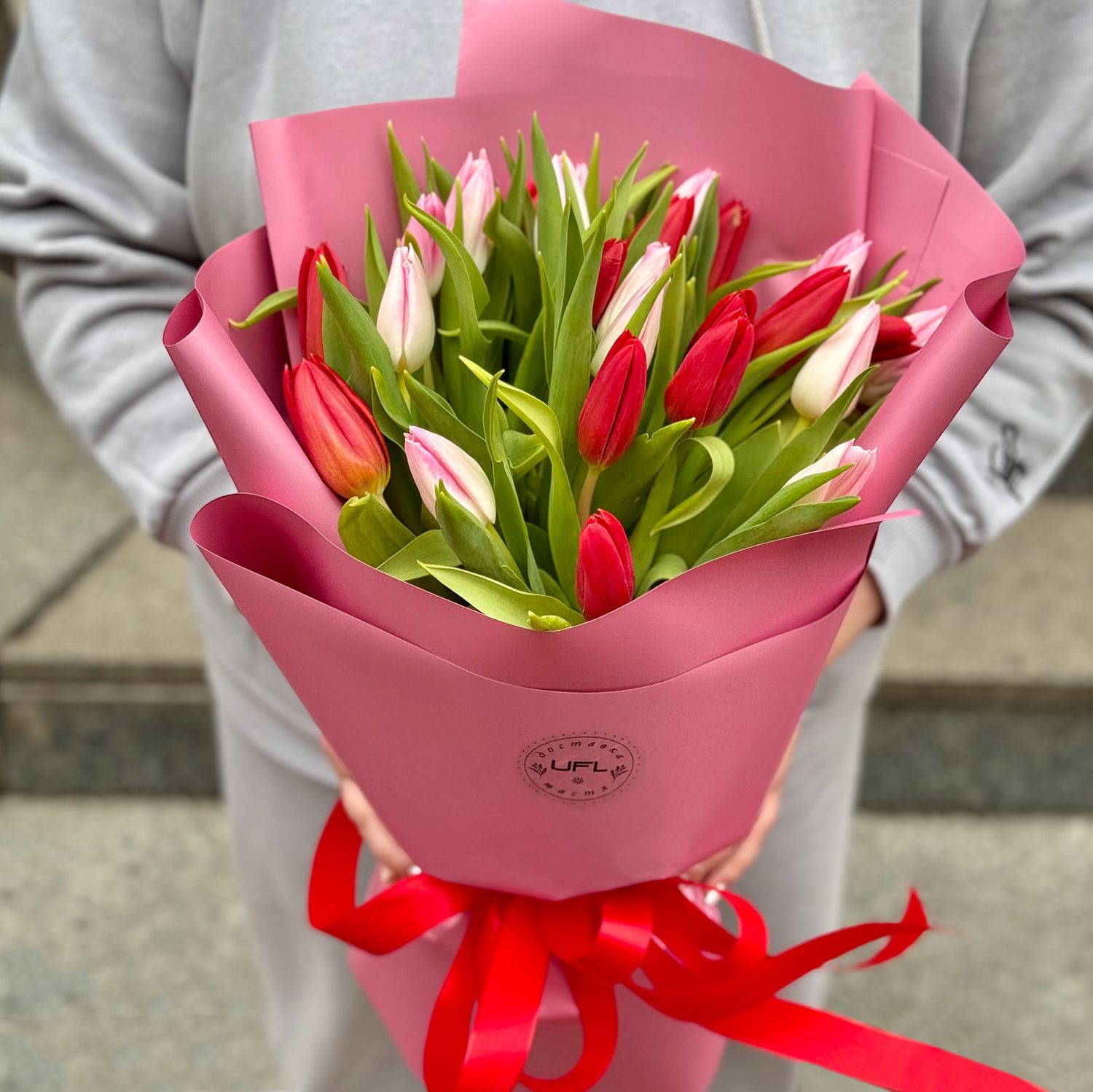 25 red and pink tulips