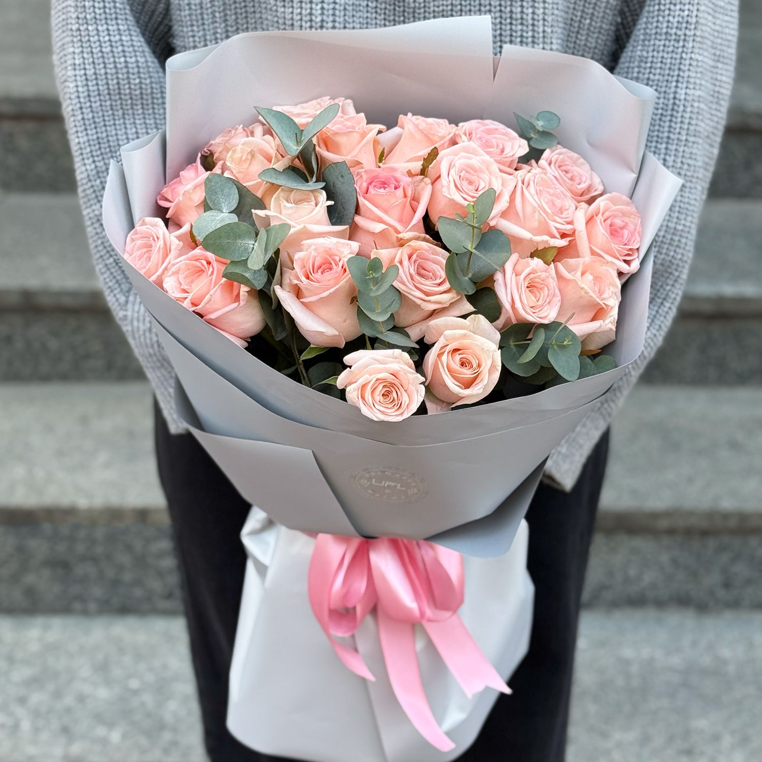 25 cream roses 12449 грн