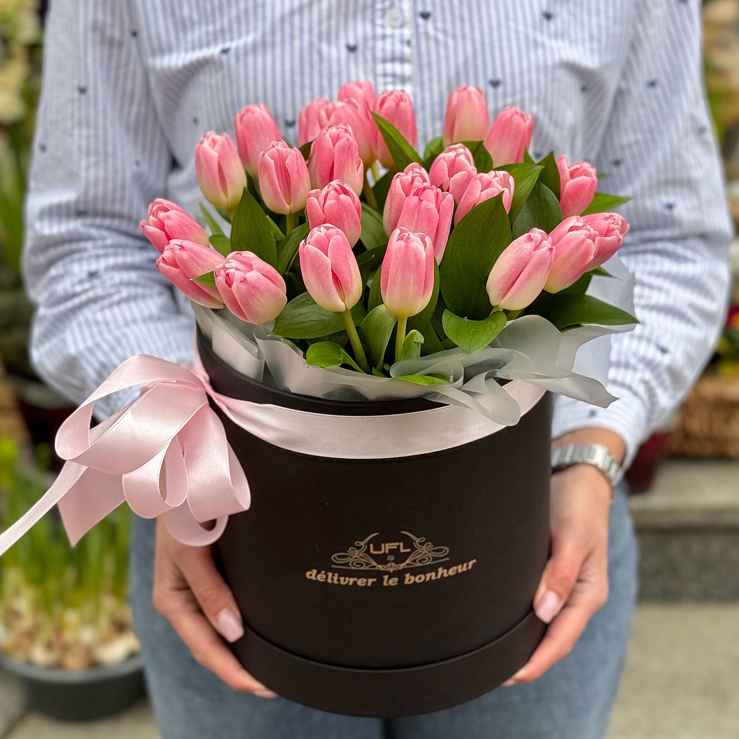 25 розовых тюльпанов в коробке Корфу