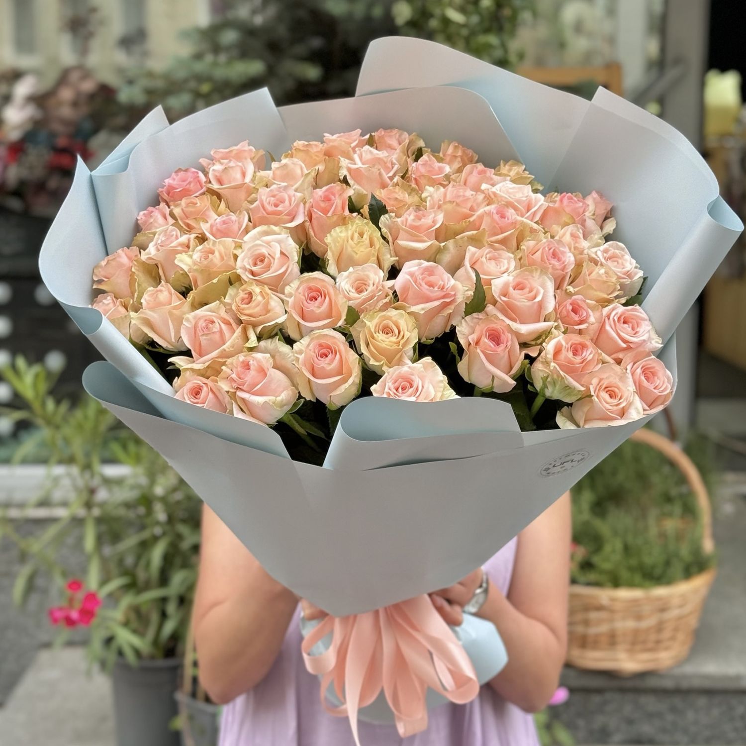 51 creamy roses 23494 грн