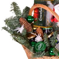 Basket: Gift under Christmas tree