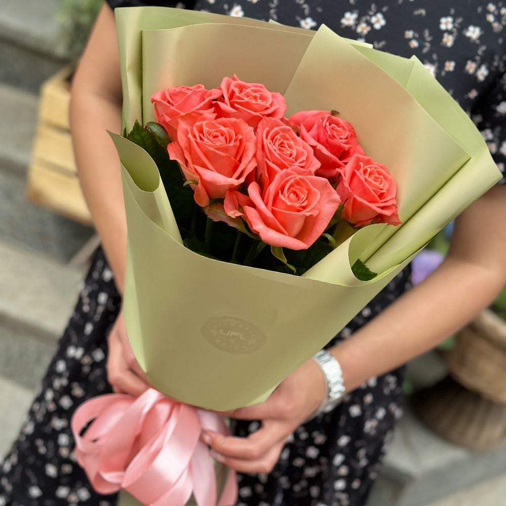 7 coral roses 81 €