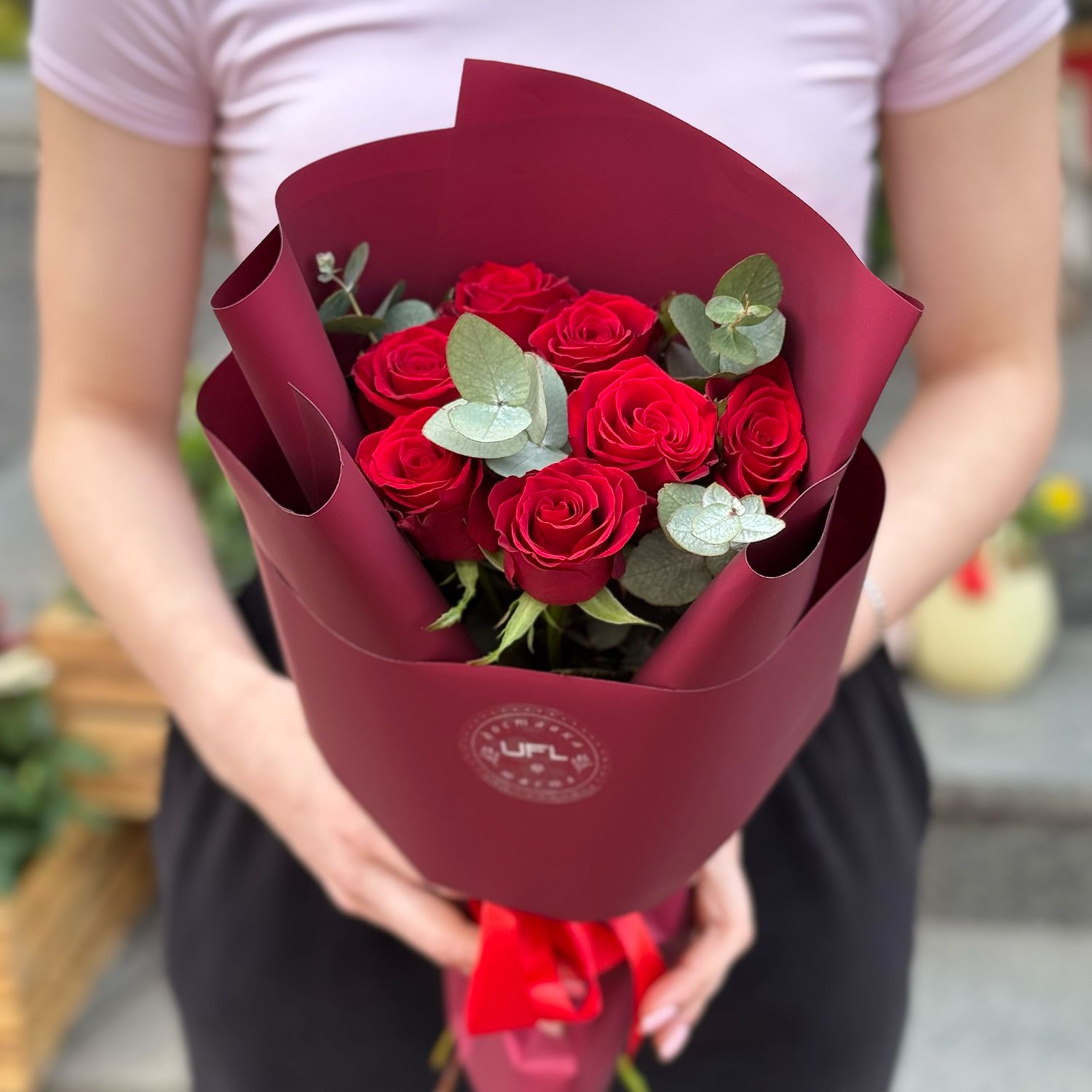 7 червоних троянд  3220 грн