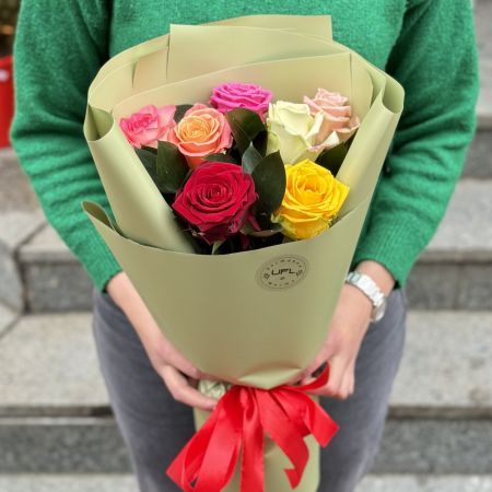 7 разноцветных роз Требисоуцы