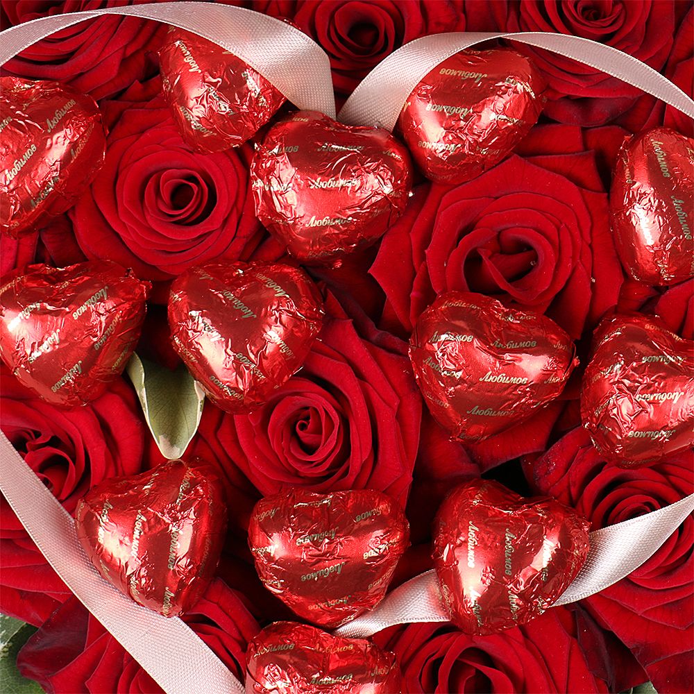 Сердце из роз с конфетами 
