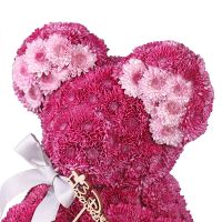 Розовый мишка из цветов с бантиком