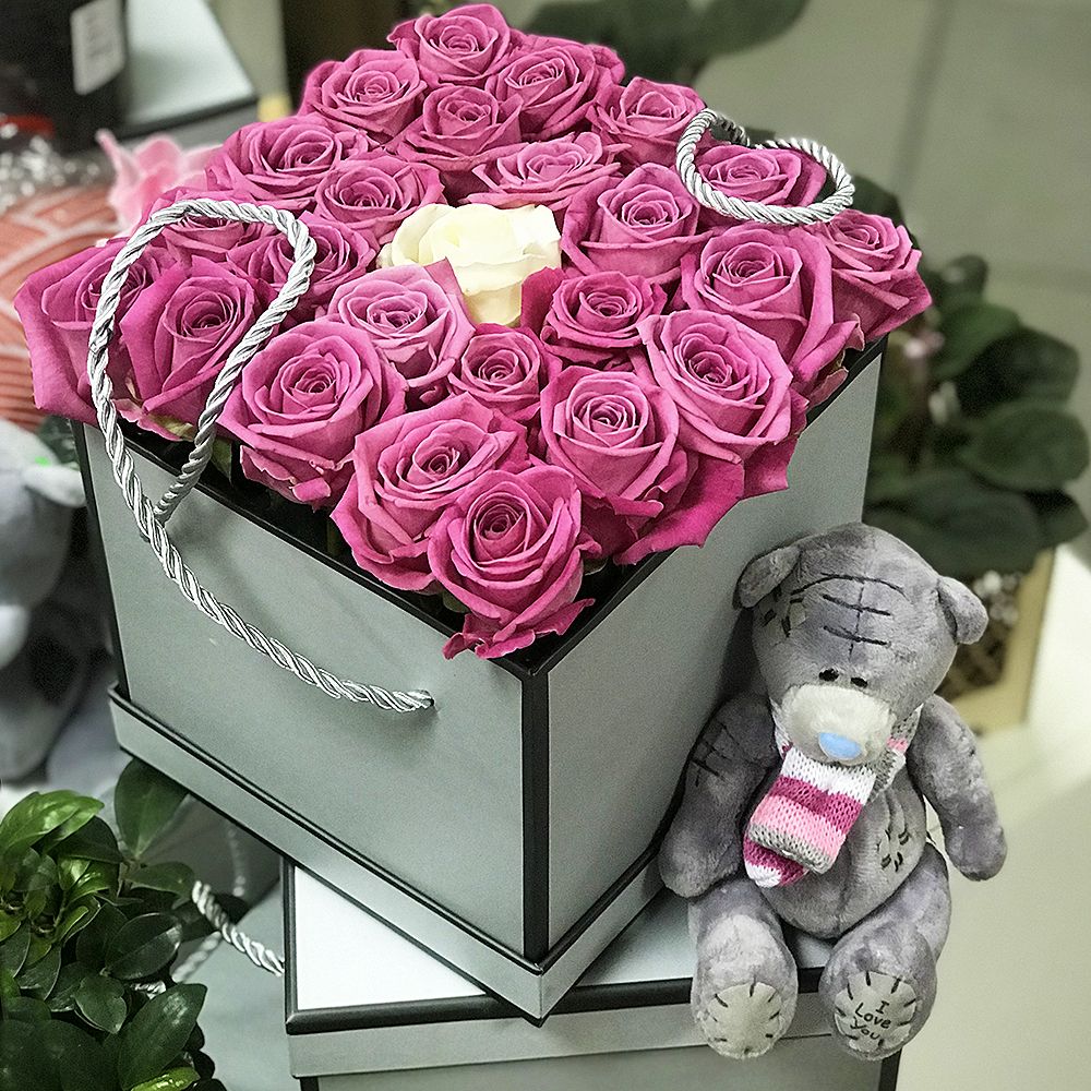 Рожеві троянди в коробці