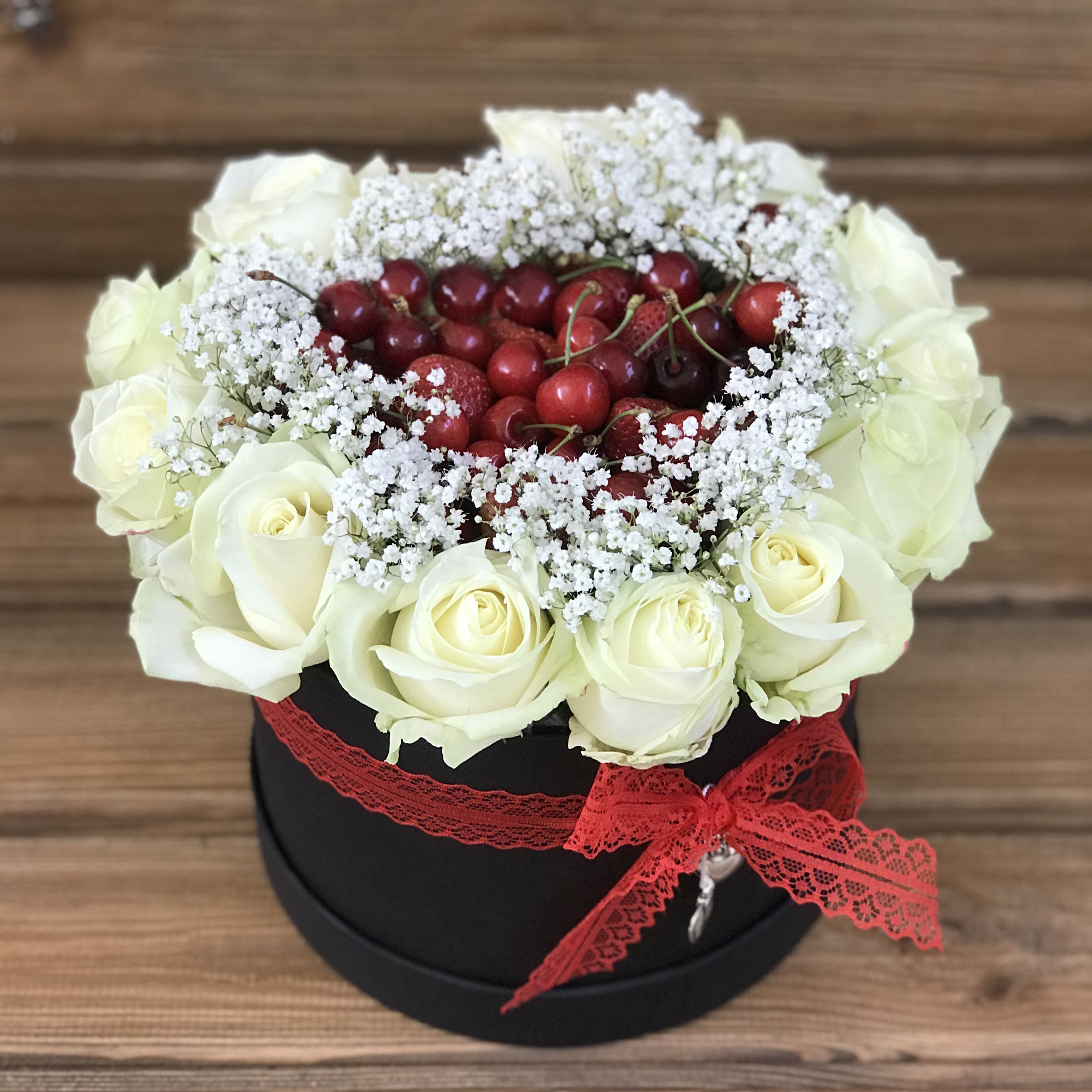 Цветочная коробка с ягодамі