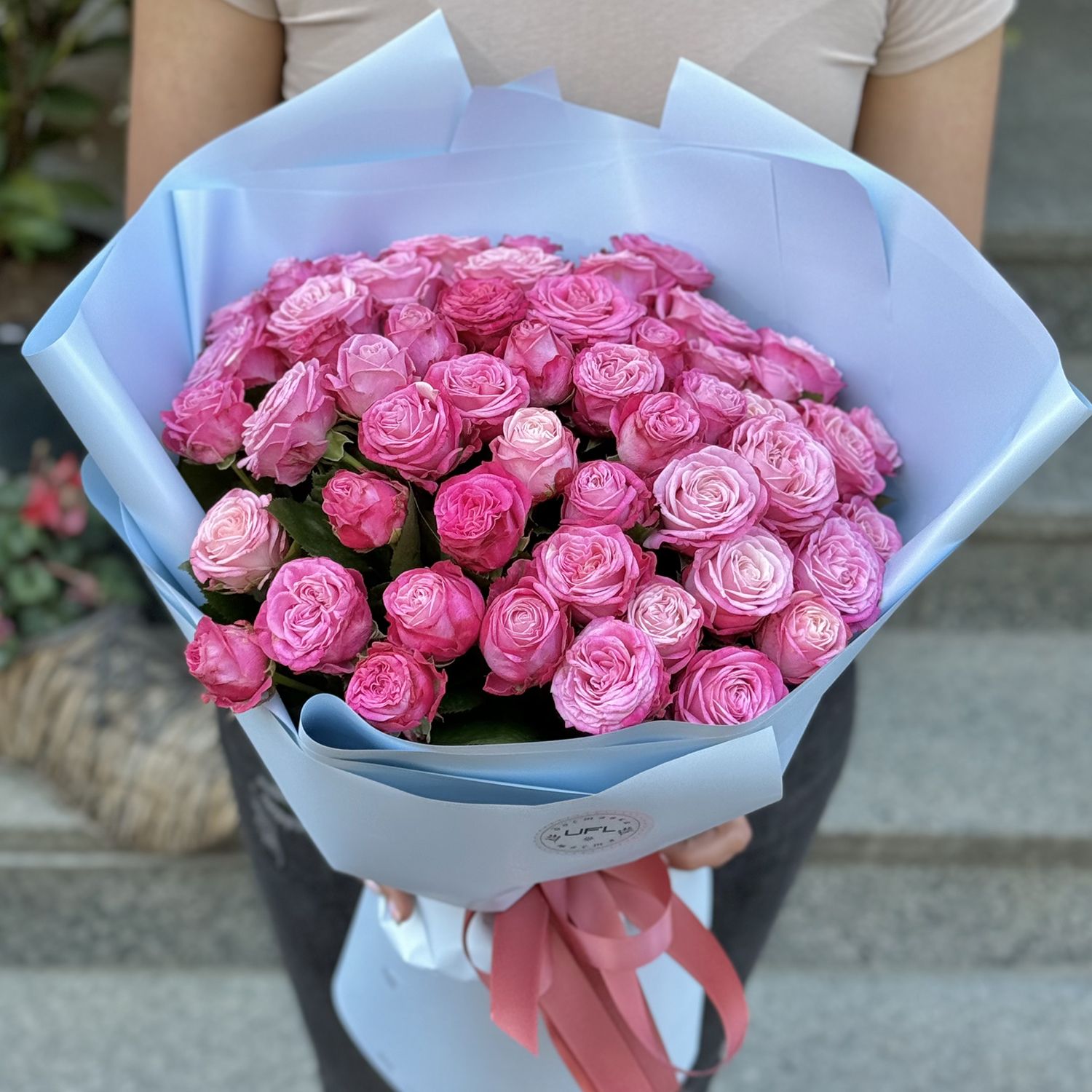 Акція! 51 яскраво-рожева троянда 40 см Київ