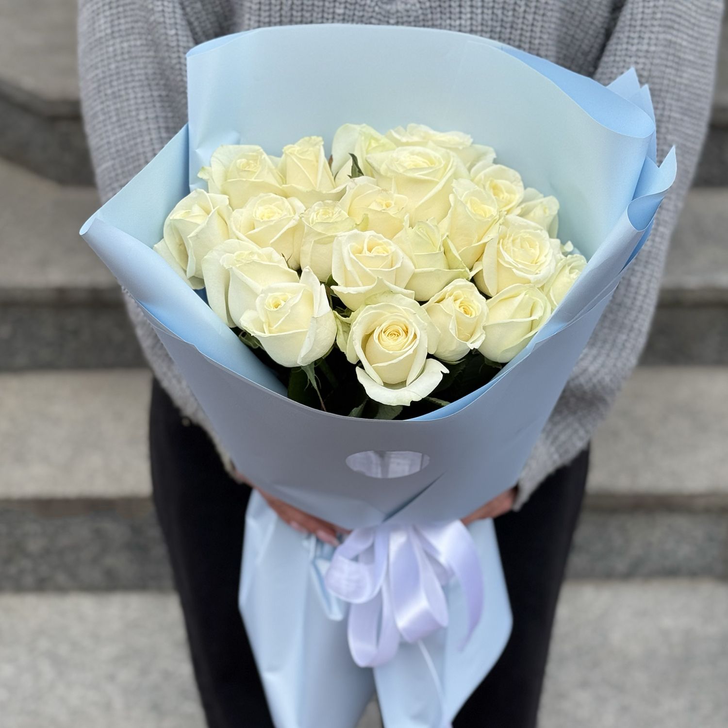 Bouquet 21 white roses 211 €
