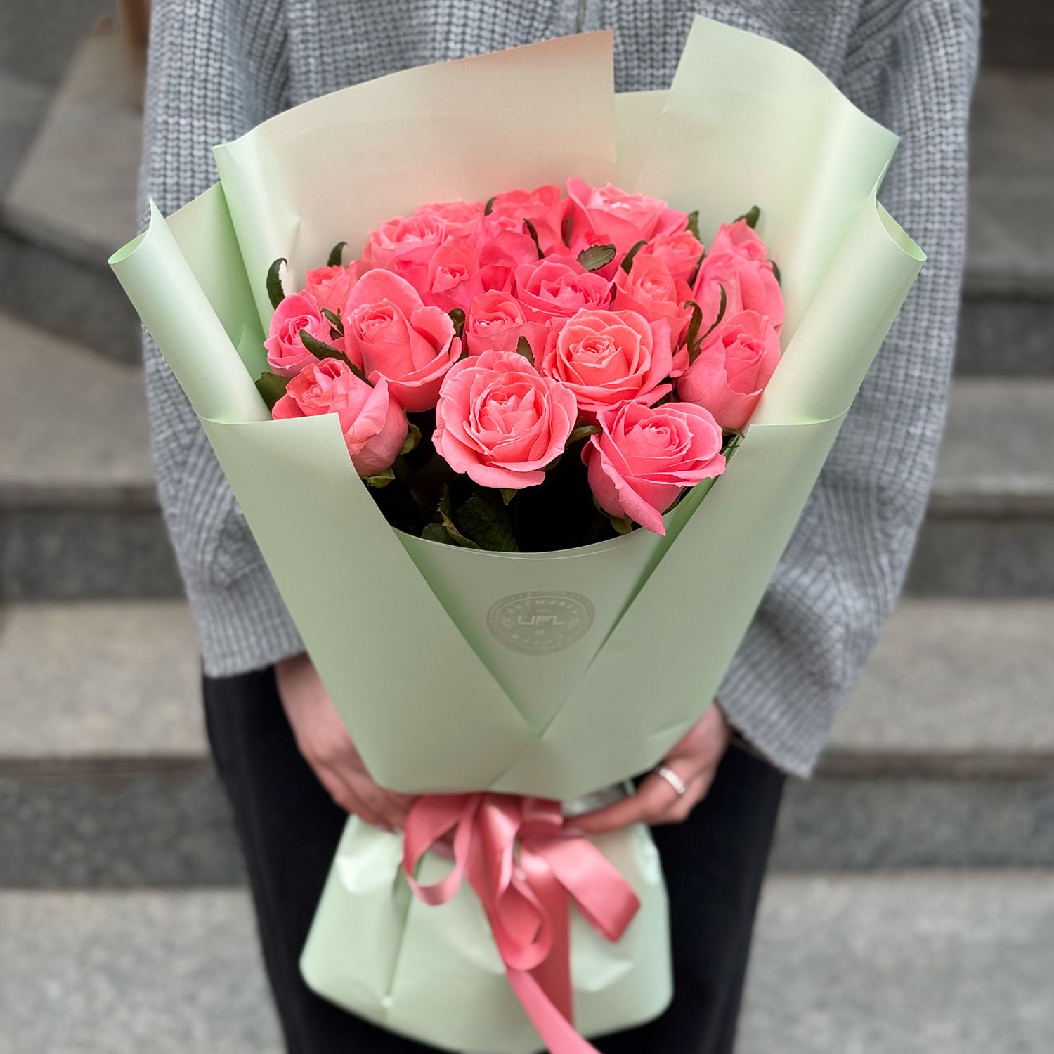 Bouquet 21 coral roses 199 €