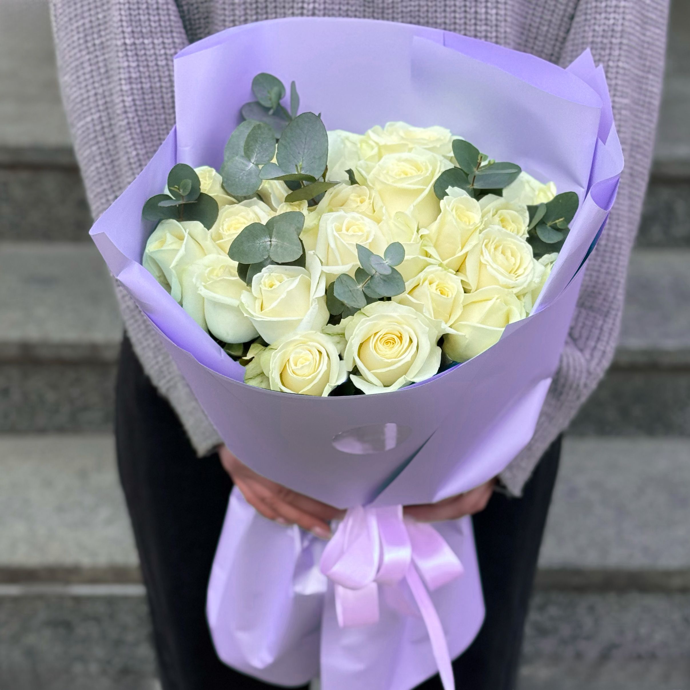 23 white roses 245 €
