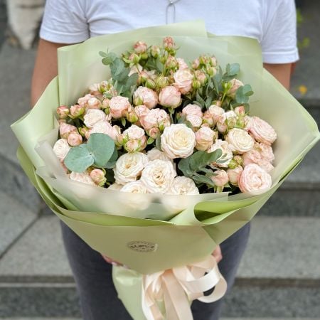 Букет кремовых кустовых роз Капчагай