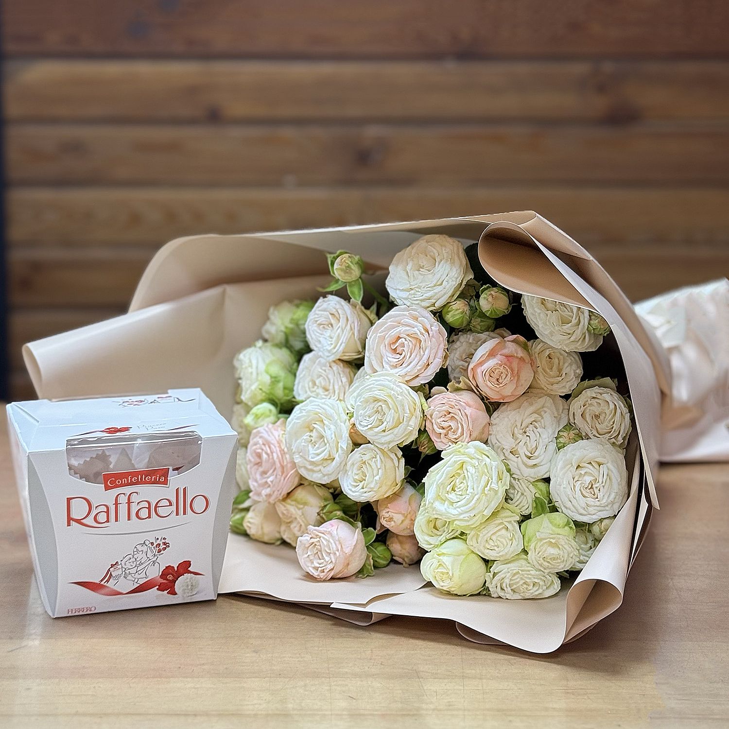 Букет кущових троянд + Raffaello 0 $