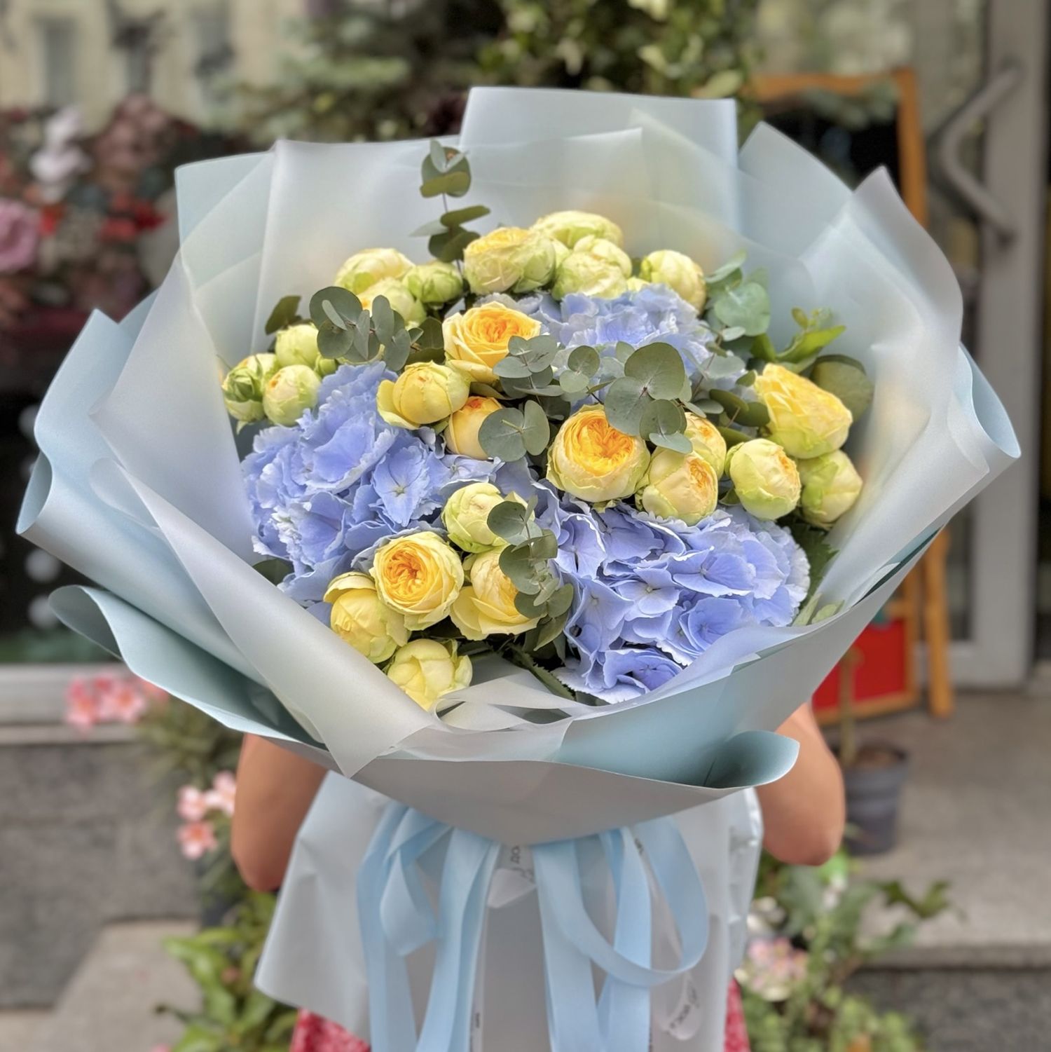 Блакитна гортензія та жовті троянди 86 $
