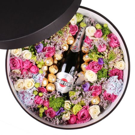 Box with flowers and champagne Snjatin