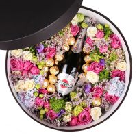 Коробка c цветами и шампанским