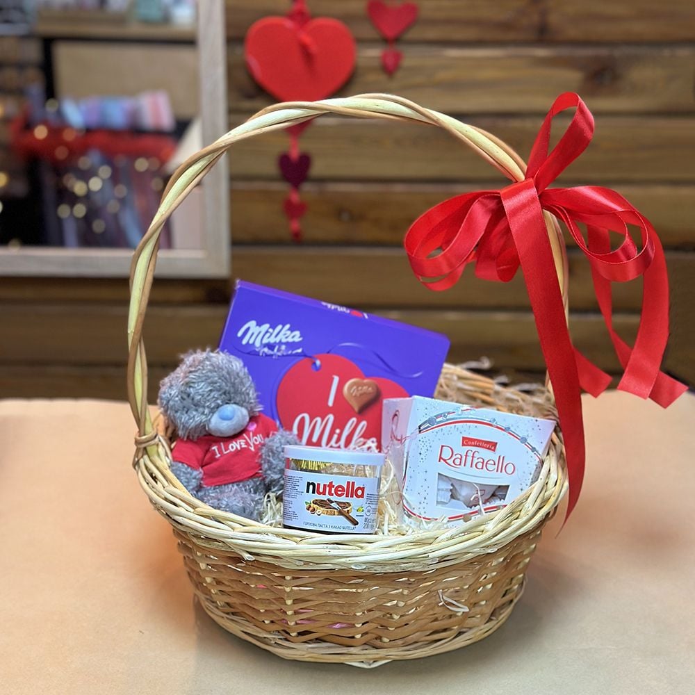 Basket with sweets and teddy 214 €