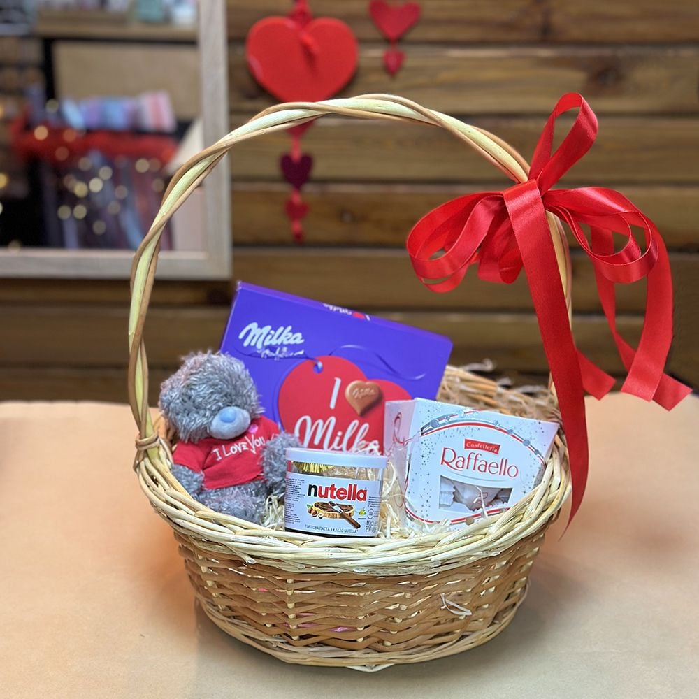 Basket with sweets and teddy Basket with sweets and teddy