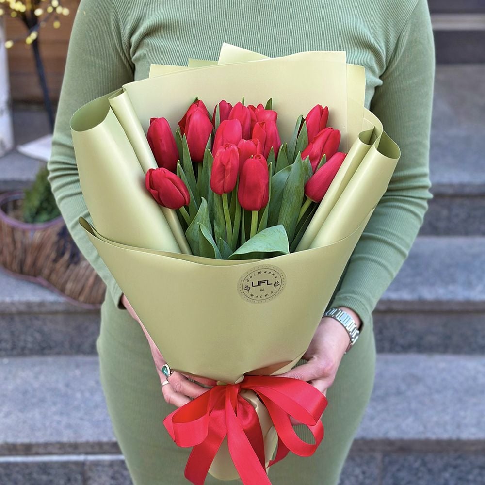 Красные тюльпаны Крым