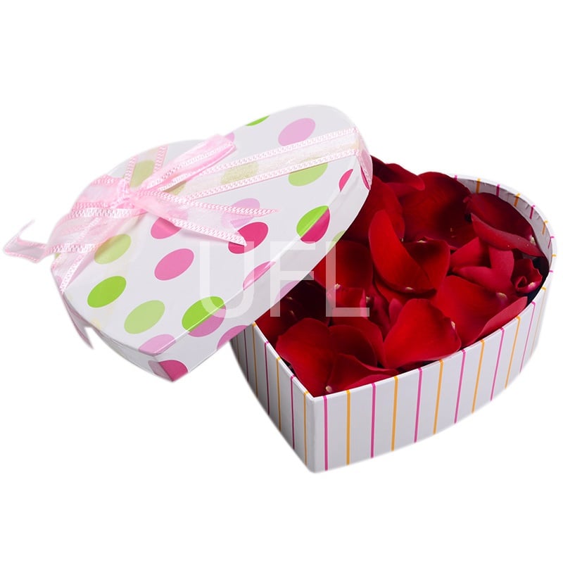 Лепестки роз в коробке Карингба