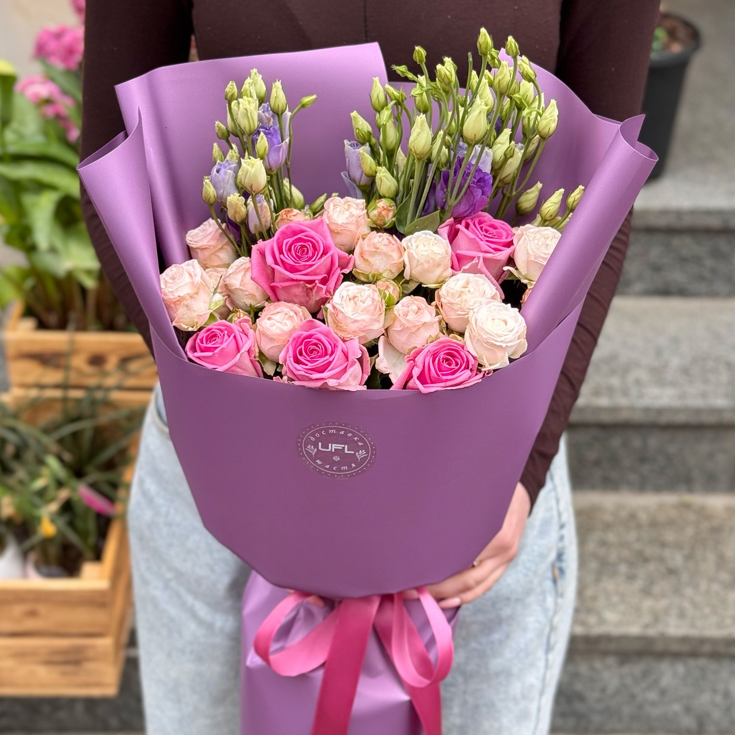 Нежный микс из роз и эустом 4940 грн