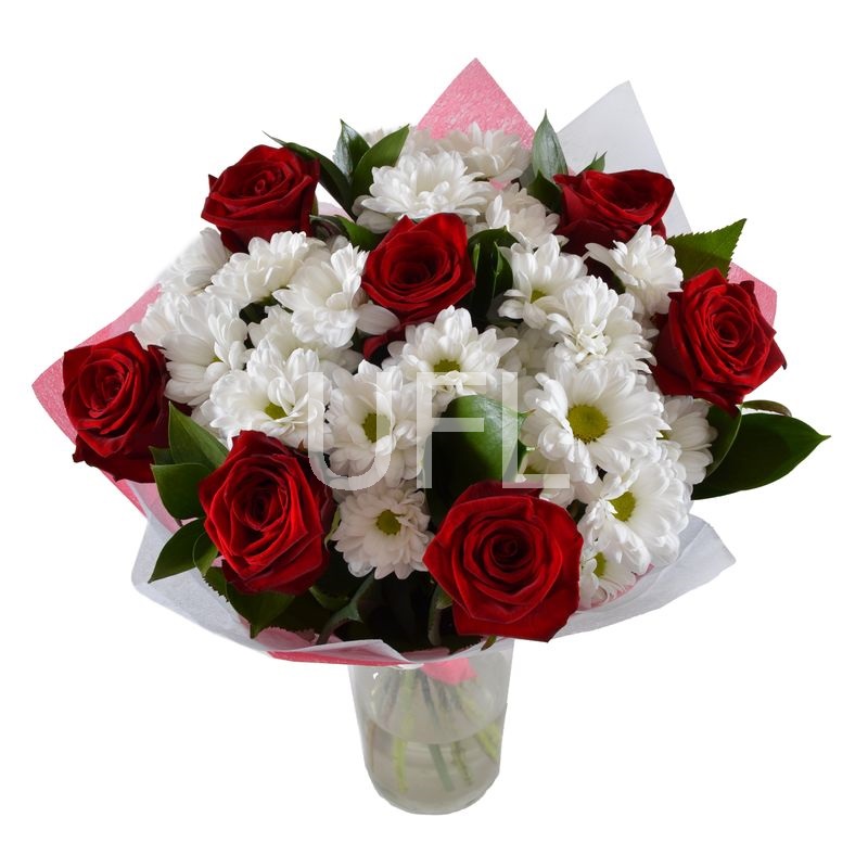 Букет из красных роз и хризантем Киато