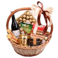 Gift basket with panettone
