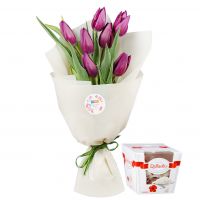 Приятное поздравление 7 фиолетовых тюльпанов