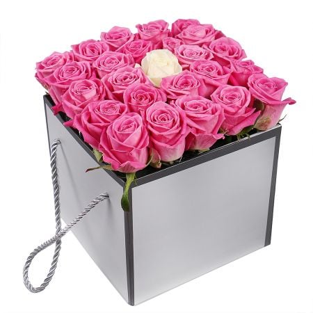 Розовые розы в коробке Спрингфилд