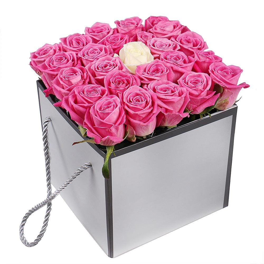 Розовые розы в коробке Оуберн