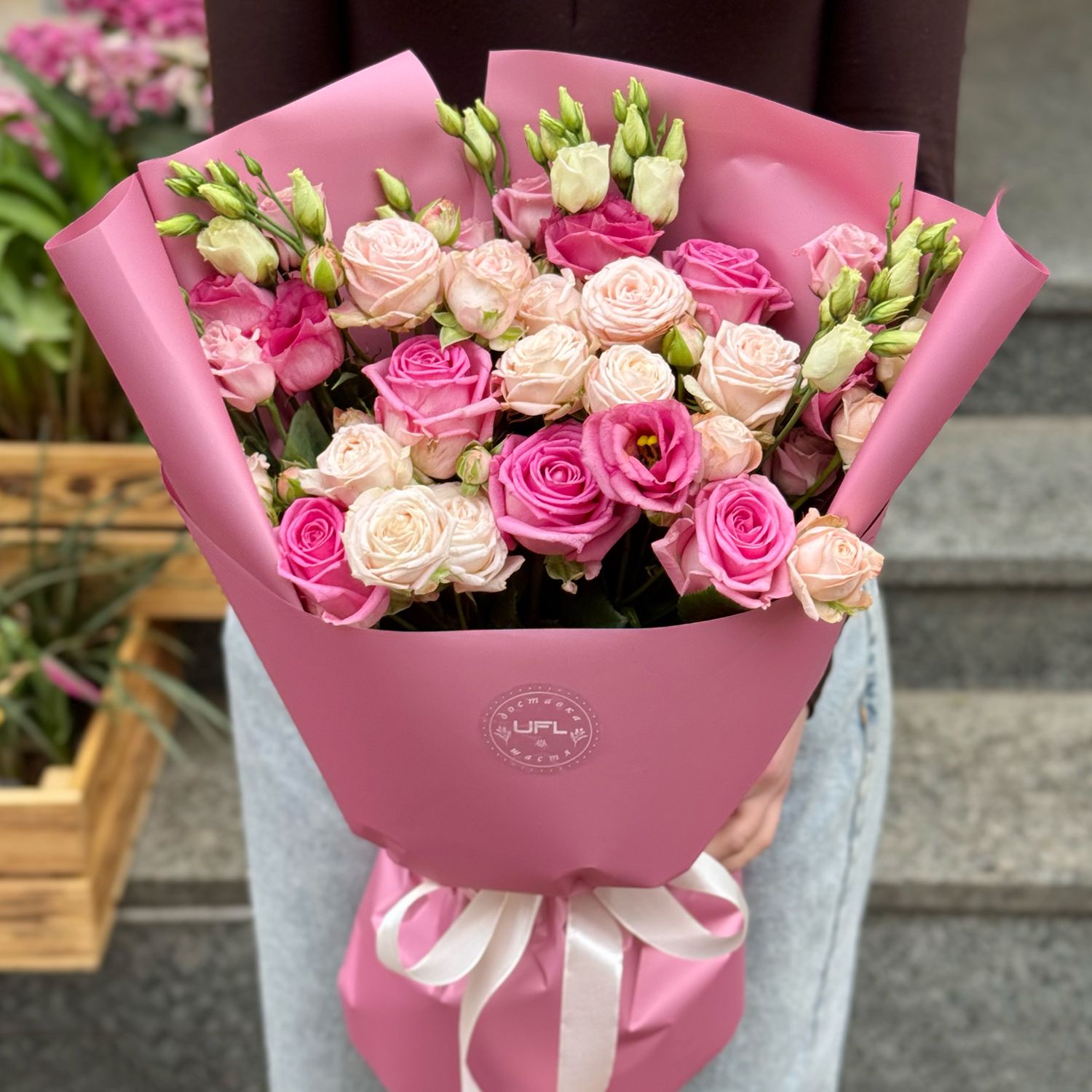 Розовый микс из роз и эустом 4940 грн