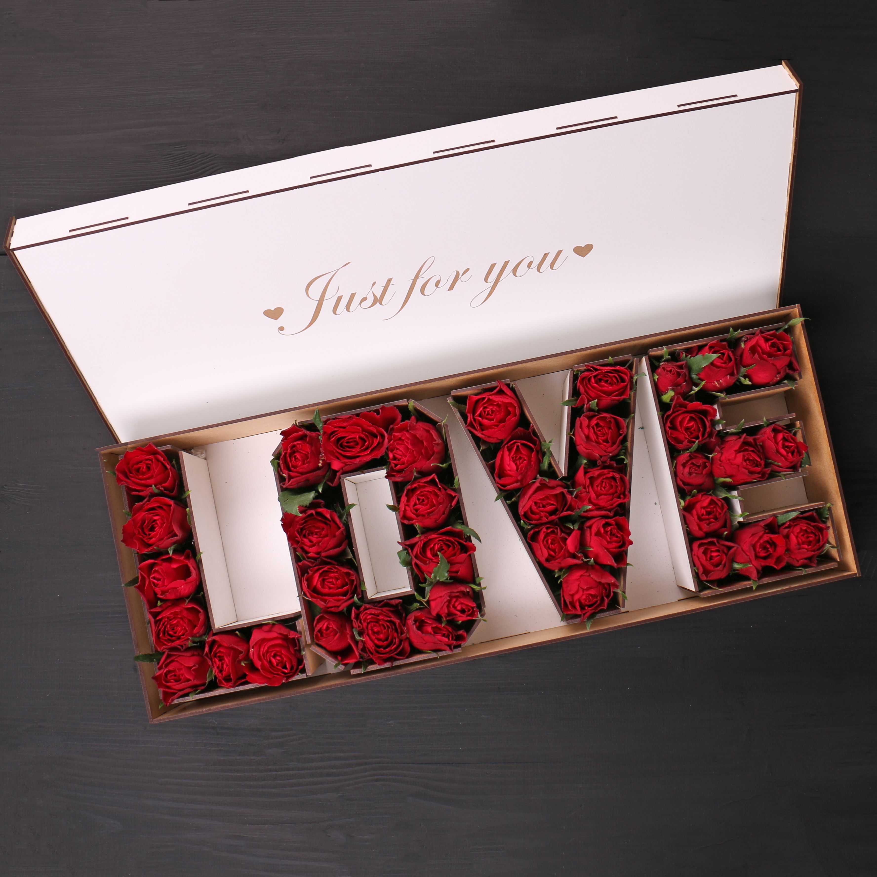 Розы в коробке LOVE Лагодехи