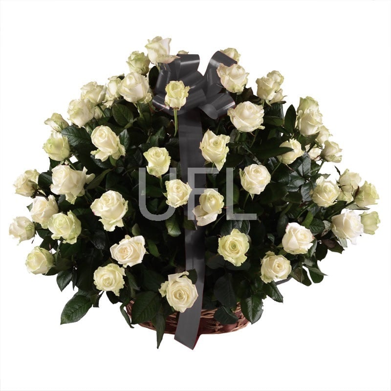Траурная корзина из белых роз Гура-Кальвария