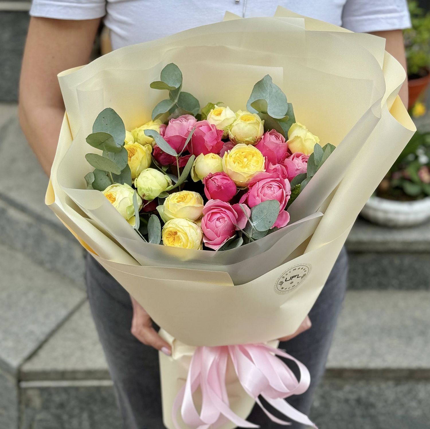 Bright mix of roses 154 $