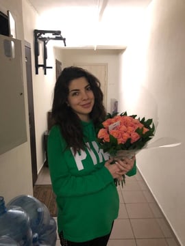 Дівчина з букетом