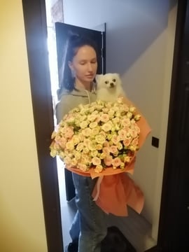 Дівчина з квітами