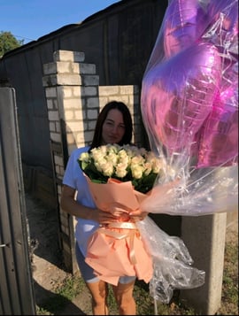 Дівчина з квітами