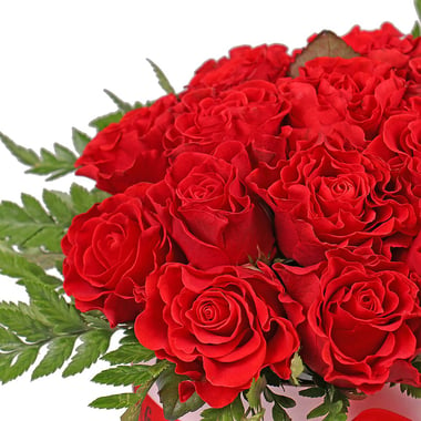 Красные розы в коробке Фаннрем
