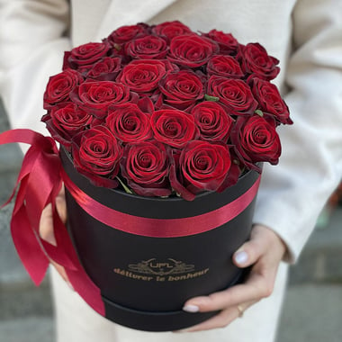 Красные розы в коробке 23 шт Камбрильс