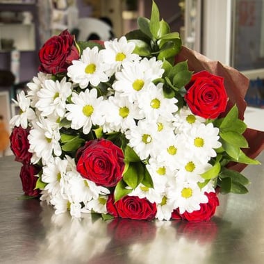Букет из красных роз и хризантем Ле Хавр