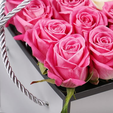 Розовые розы в коробке Варвинск