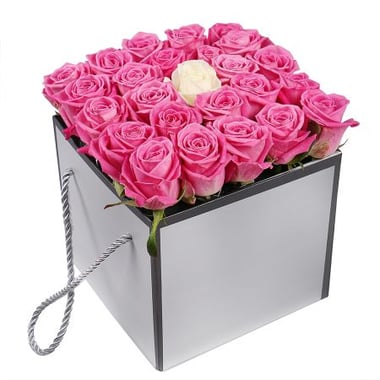 Розовые розы в коробке Куворден