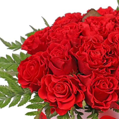 Красные розы в коробке Бабаи