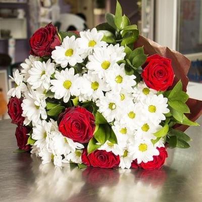 Букет из красных роз и хризантем Крупянск