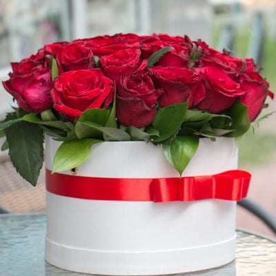 Карминовый сюрприз 35 роз в коробке Киев